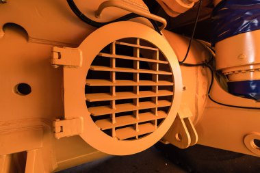 Motor bölmesi içinde dev bir sarı damperli kamyon