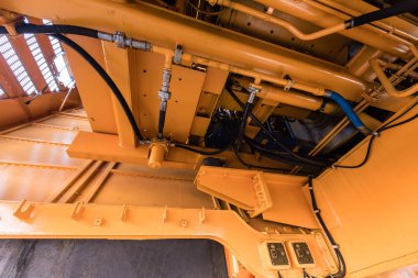 Motor bölmesi içinde dev bir sarı damperli kamyon