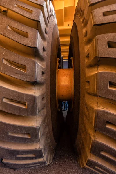 Roues Gigantesques Camion Benne Basculante — Photo