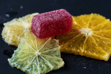 Marmelat narenciye dilimleri yanında. Limon, limon, portakal.