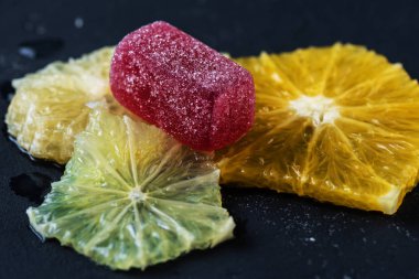 Marmelat narenciye dilimleri yanında. Limon, limon, portakal.