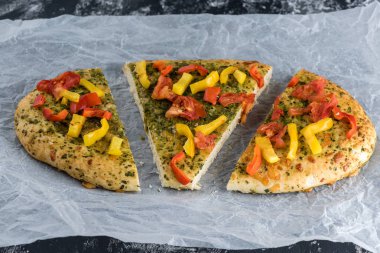 Küçük börek ile sebze, baharat ve peynir, üstten görünüm