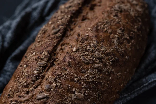 Teljes Kiőrlésű Kenyér Egy Szürke Szövet Szövet Felszín Magok — Stock Fotó