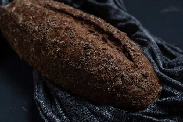Целый Зерновой Хлеб Семенами Серой Ткани Текстурированной Поверхности — стоковое фото