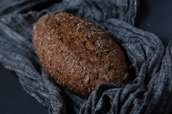 Teljes Kiőrlésű Kenyér Egy Szürke Szövet Szövet Felszín Magok — Stock Fotó