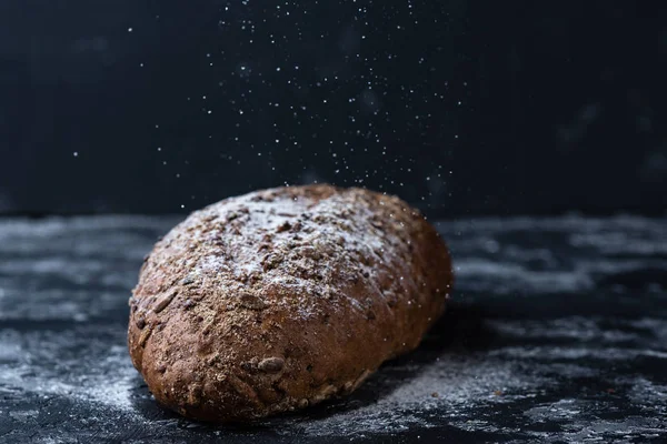 Teljes Kiőrlésű Kenyér Egy Szürke Szövet Szövet Felszín Magok — Stock Fotó