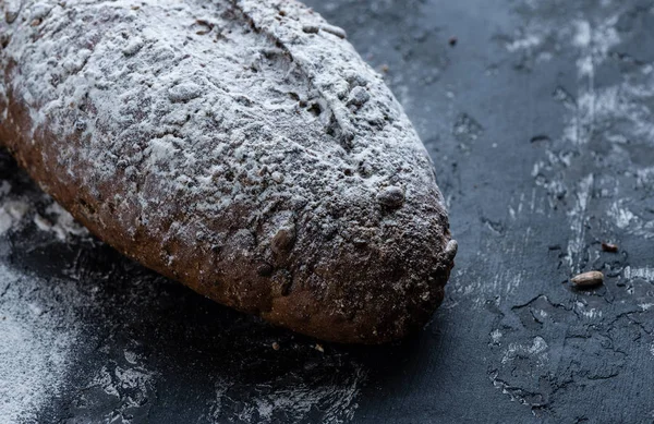 Teljes Kiőrlésű Kenyér Egy Szürke Szövet Szövet Felszín Magok — Stock Fotó