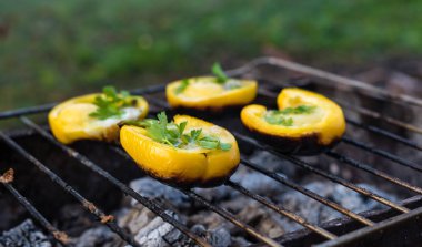 Kömür ızgara üzerinde ızgara Bolgarian biber yumurta
