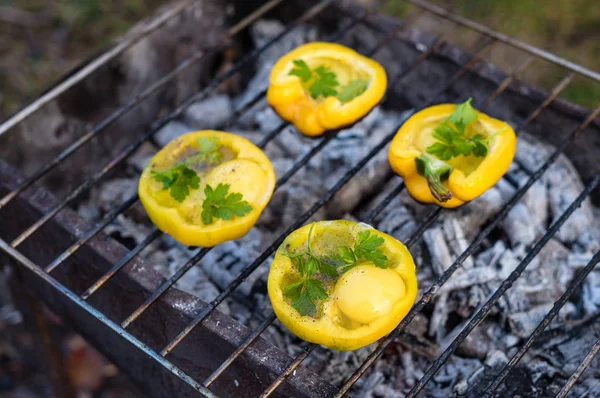 Bolgarian ピーマン卵焼きグリルの炭 — ストック写真