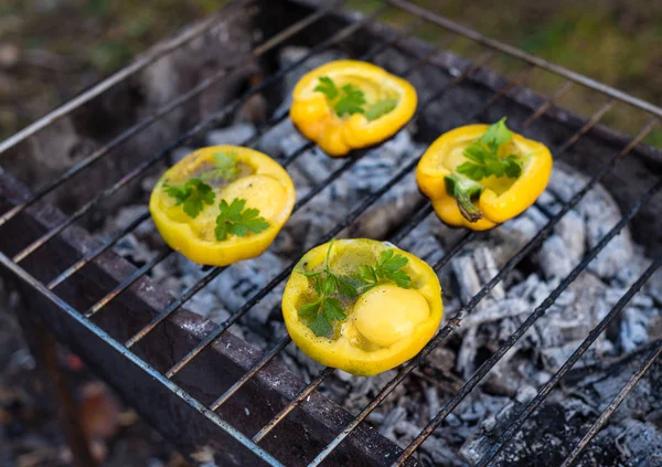 Bolgarian ピーマン卵焼きグリルの炭 — ストック写真