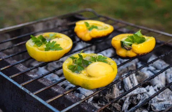 Bolgarian ピーマン卵焼きグリルの炭 — ストック写真