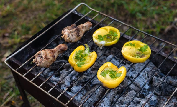 Ägg Bolgarian Peppar Med Toast Och Kyckling Grillad Kolen Grillen — Stockfoto