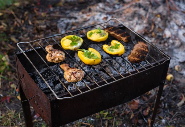 Ägg Bolgarian Peppar Med Toast Och Kyckling Grillad Kolen Grillen — Stockfoto