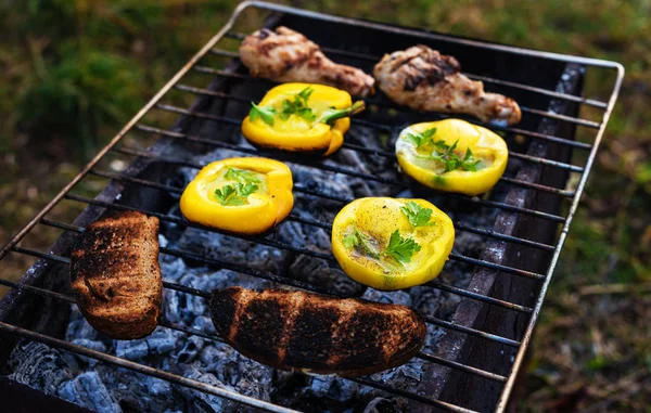 Ägg Bolgarian Peppar Med Toast Och Kyckling Grillad Kolen Grillen — Stockfoto