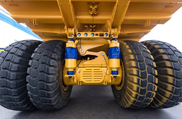 黄色のダンプ トラックの巨大な車輪 — ストック写真