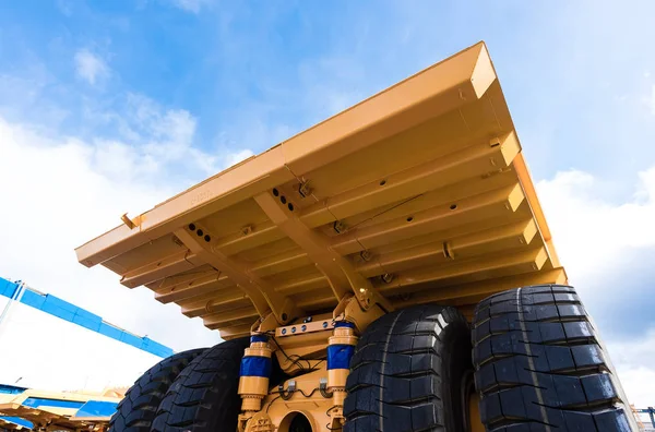 黄色のダンプ トラックの巨大な車輪 — ストック写真