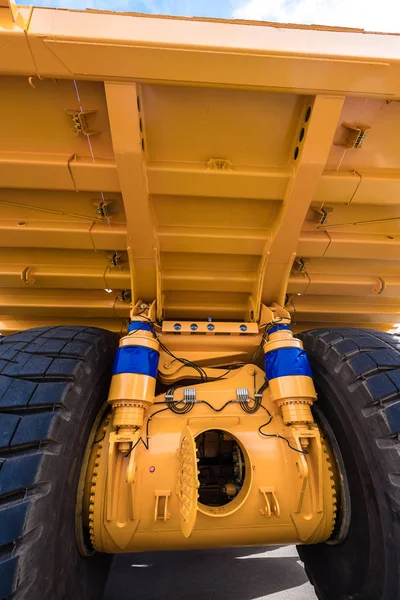 Énormes Roues Camion Benne Jaune — Photo