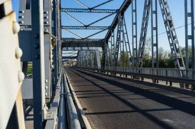 Çelik Köprü Nehri güneşli bir günde