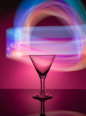 Neon ışıkları martini cam arka planda