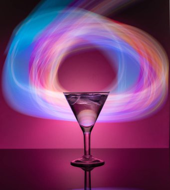 Neon ışıkları martini cam arka planda