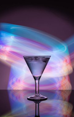 Neon ışıkları martini cam arka planda