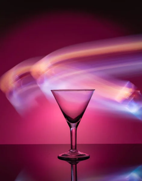 Martini Glas Auf Dem Hintergrund Von Neonlichtern — Stockfoto