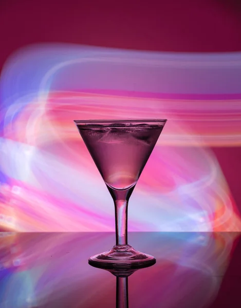 Martiniglas Achtergrond Van Neon Verlichting — Stockfoto