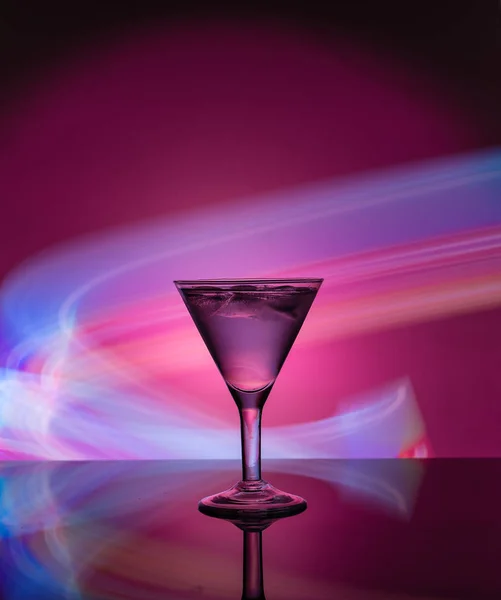 Martini Glas Auf Dem Hintergrund Von Neonlichtern — Stockfoto