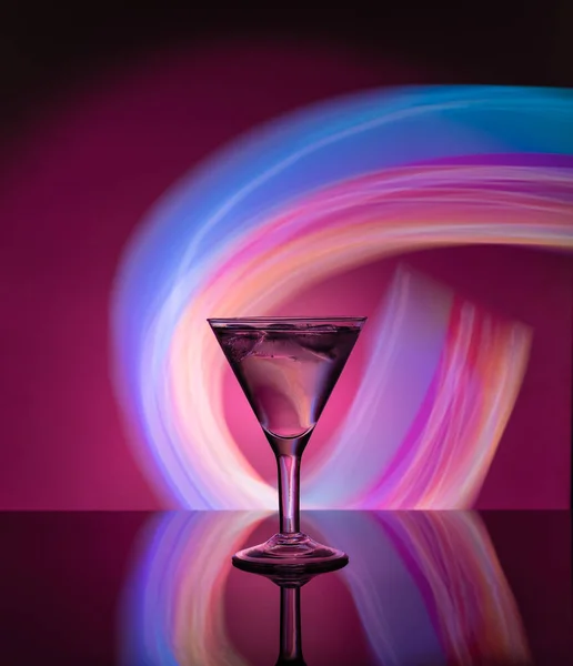 Neon Işıkları Martini Cam Arka Planda — Stok fotoğraf