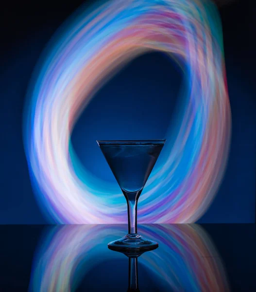 Neon Işıkları Martini Cam Arka Planda — Stok fotoğraf