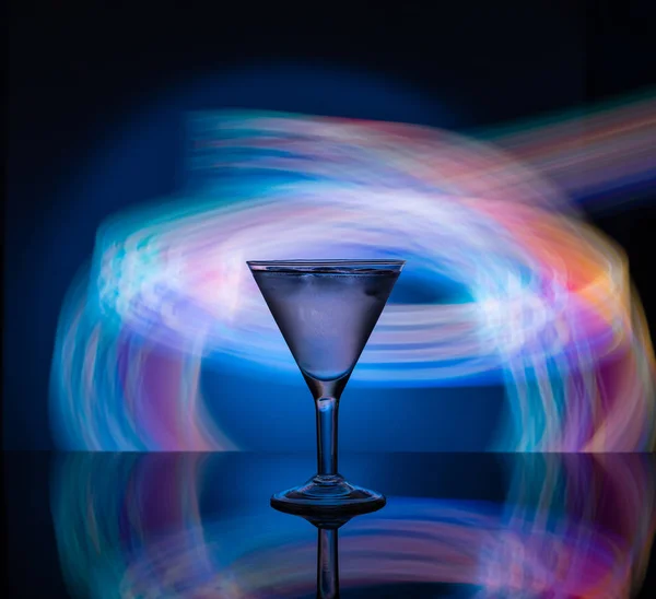 Склянка Мартіні Фоні Неонових Вогнів — стокове фото