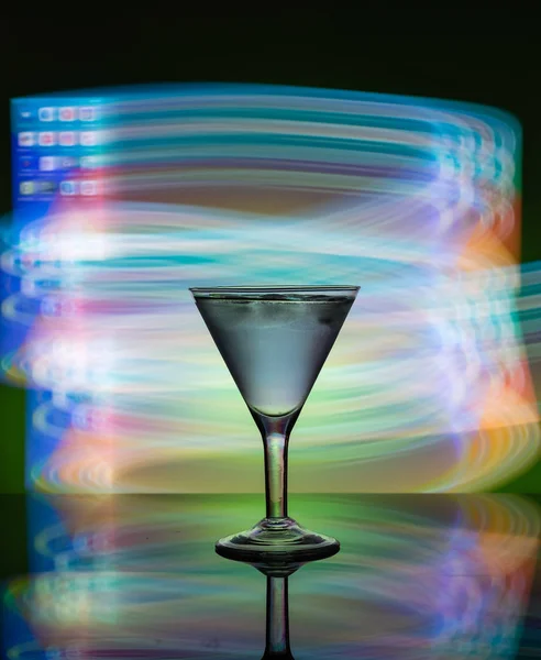 Склянка Мартіні Фоні Неонових Вогнів — стокове фото