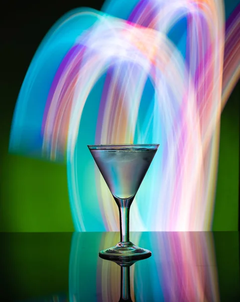 Martini Pohár Háttérben Neon Fények — Stock Fotó