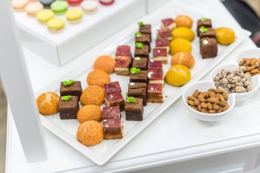 Tatlılar ve şampanya büfesi