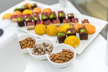 Tatlılar ve şampanya büfesi