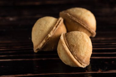 Bir ceviz ile haşlanmış yoğunlaştırılmış süt şeklinde kurabiye