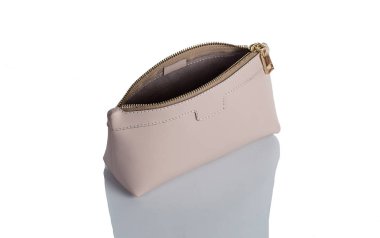 Beyaz arka plan üzerinde izole kadın pembe deri debriyaj