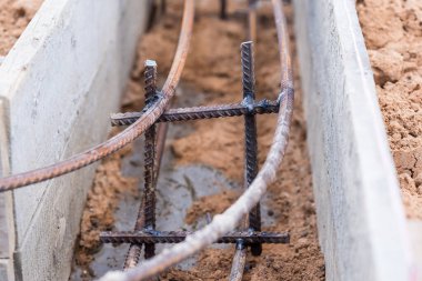 Vakfın resmi işlerinde armatür. İnşaat yapılıyor.