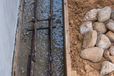 Vakfın resmi işlerinde armatür. İnşaat yapılıyor.