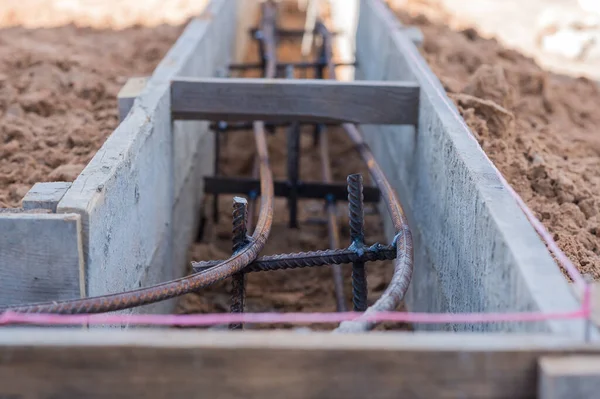 Armature in the formwork for the foundation. Building construction — Stock Image Armature Formwork Foundation Building Construction Stock Photo