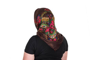 Kadın bir modelin kafasında renkli, çok renkli bir eşarp. İzole edilmiş