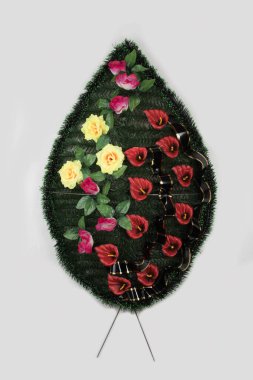 Mezar için renkli çiçek çelengi