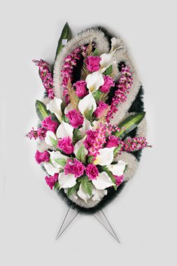 Mezar için renkli çiçek çelengi