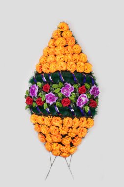 Mezar için renkli çiçek çelengi