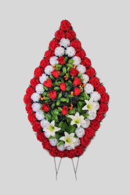 Mezar için renkli çiçek çelengi