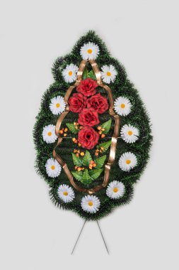 Mezar için renkli çiçek çelengi