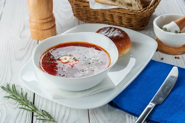 Borscht Con Moño Sobre Fondo Envejecido Blanco Madera — Foto de Stock