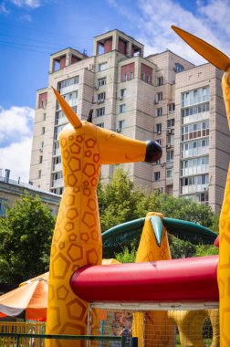 neşeli şişme zürafa çocuklar mutlu