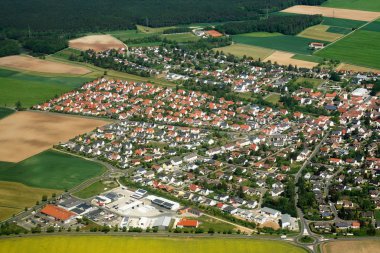 Alman Banliyölerin havadan görünümü. Özel evler ve tarım alanları.