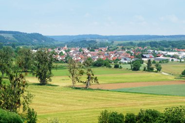 Tarım alanı ve arka planda dağları, Baden Wurttemberg, Almanya'nın eski bir şehir.